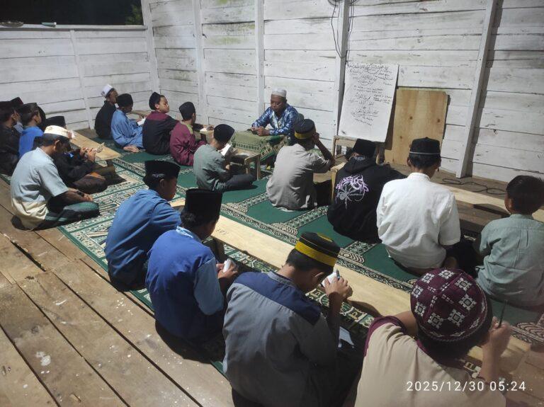Santri mengikuti kajian bersama ustaz di ruang belajar kayu