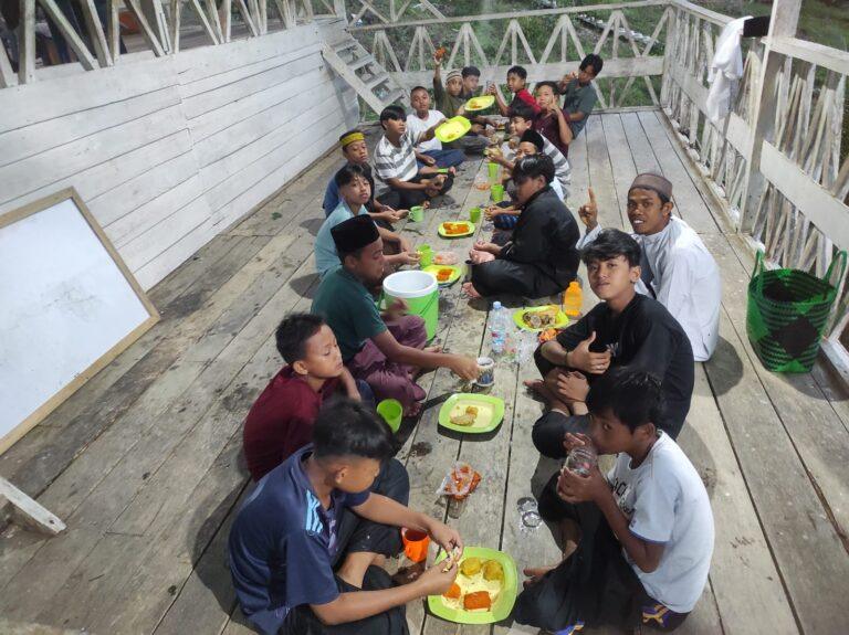 Santri berbuka puasa bersama di teras kayu pesantren