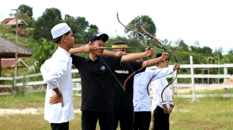 Santri berlatih memanah