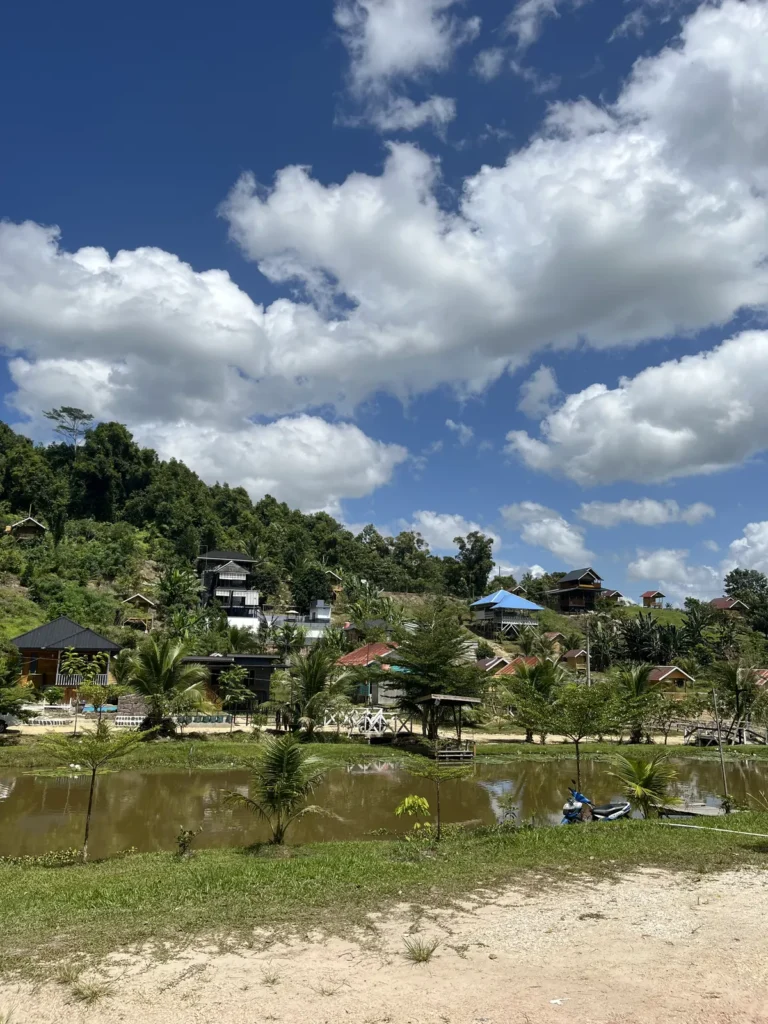 Danau dan rumah-rumah kayu di lereng bukit kawasan Agrowisata California